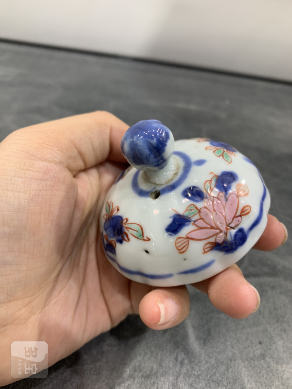 清康熙青花加彩花卉纹瓜棱形壶 - 图12